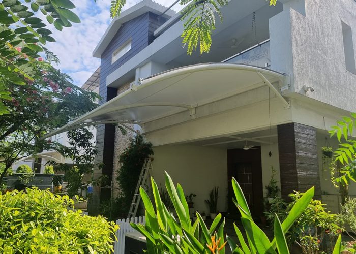 Tensile membrane roofing structure